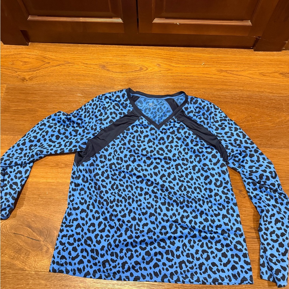 Tail Long Sleeve pullover